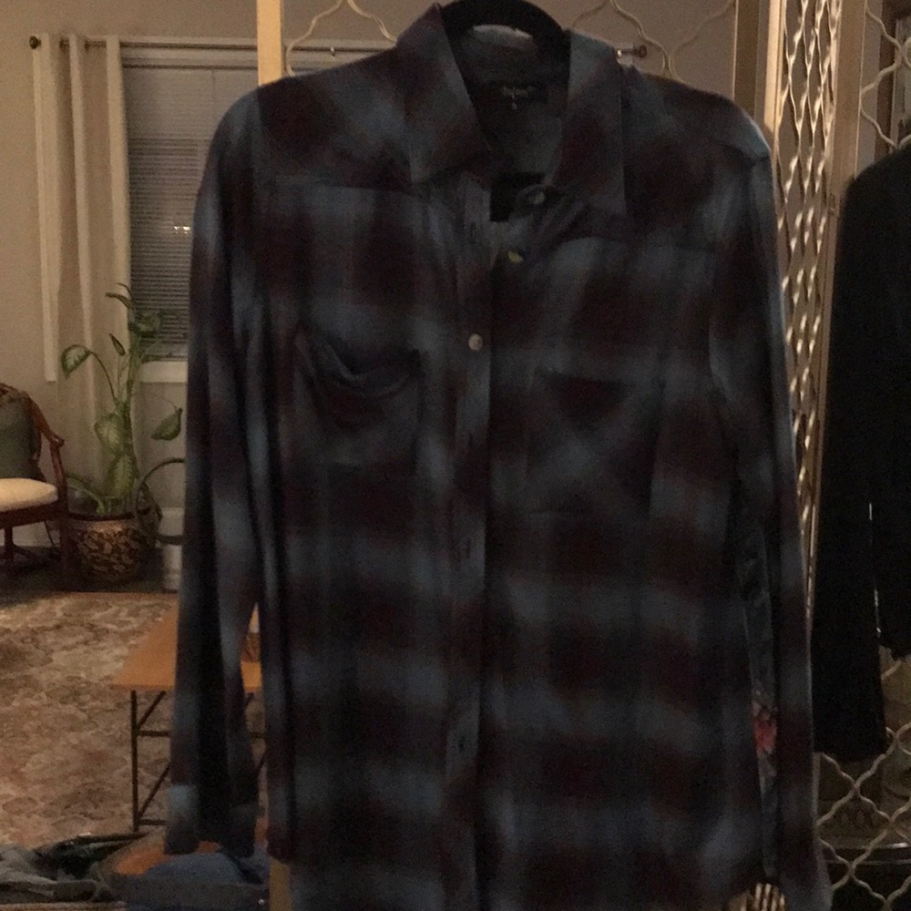 Tolani two pocket, two fabric  long sleeved top.